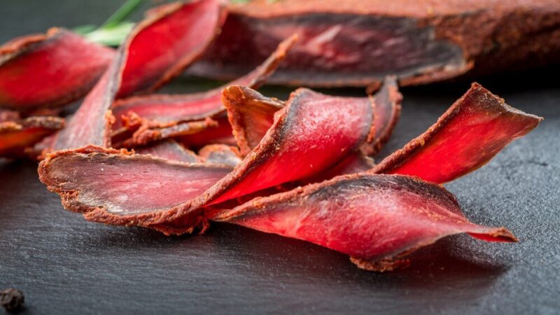 Suszona wołowina: Przepis na domowe beef jerky