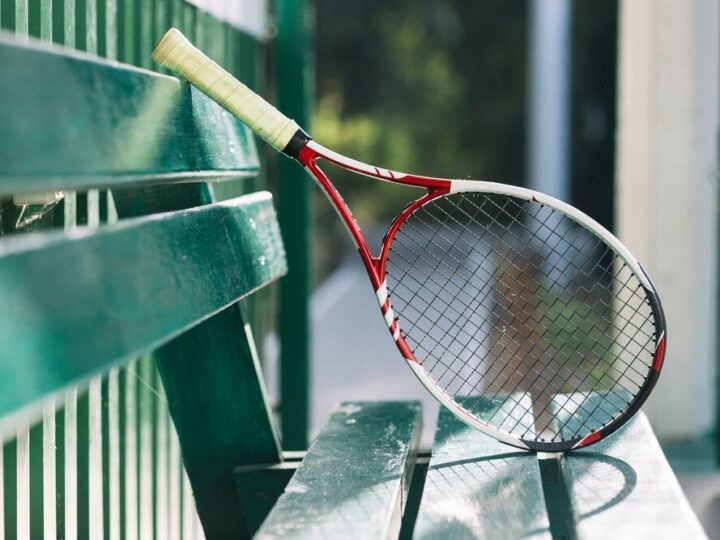 Jak wybrać rakietę do tenisa ziemnego: Poradnik dla początkujących i średniozaawansowanych